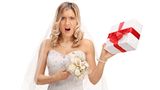 Braut hält Geschenk in Hand