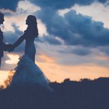 Brautpaar bei Sonnenaufgang