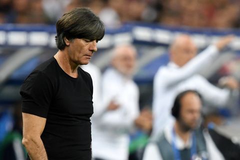 Joachim Löw senkt das Haupt während des Frankreich-Spiels in der Nations League