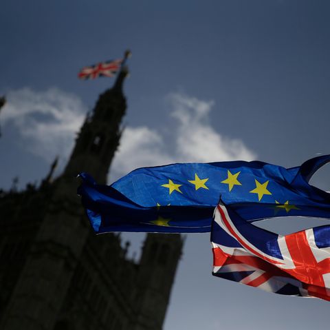 Eine EU-Flagge und eine britische Nationalflagge - Demo gegen Brexit