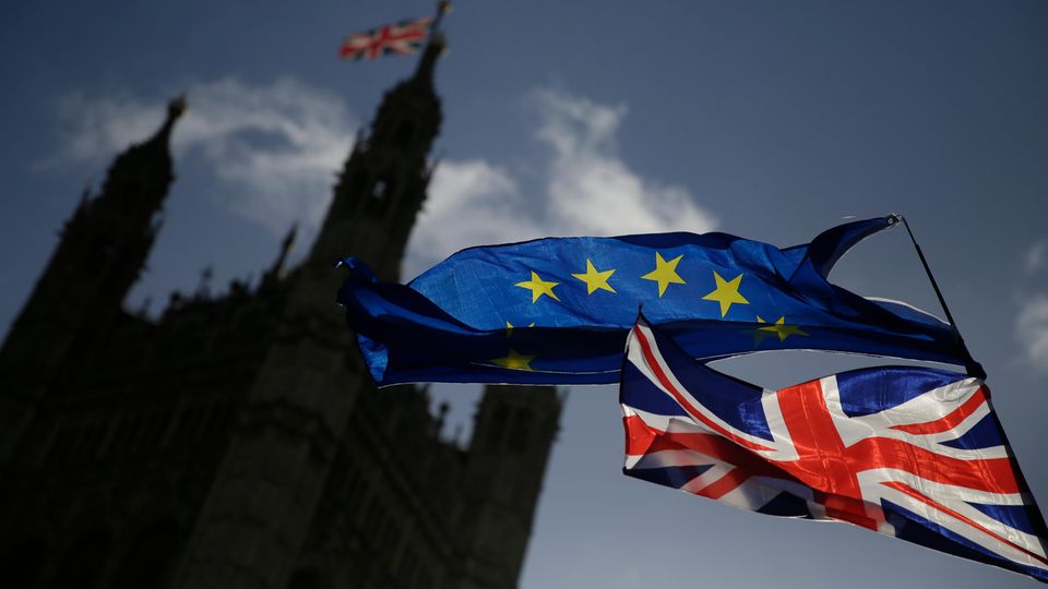 Eine EU-Flagge und eine britische Nationalflagge - Demo gegen Brexit