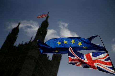 Eine EU-Flagge und eine britische Nationalflagge - Demo gegen Brexit
