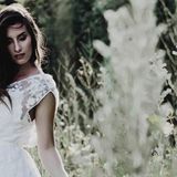 Braut in einer Blumenwiese