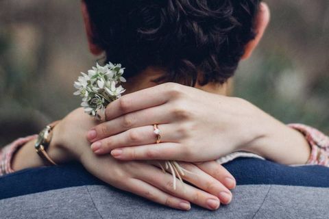 Frau legt Arme um Mann