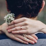 Frau legt Arme um Mann