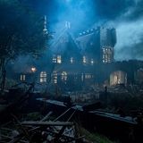 Geisterhaus im Nebel - Licht in den Fenstern brennt