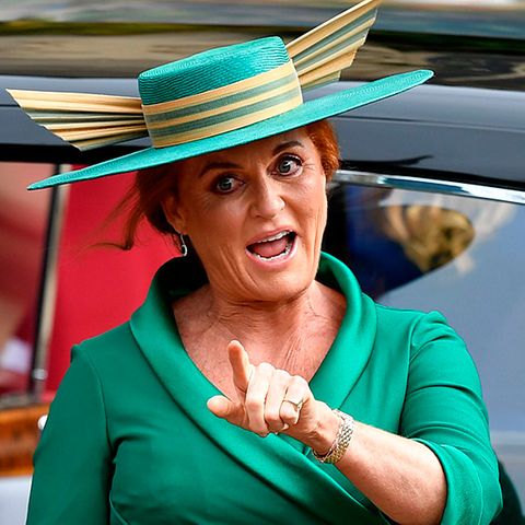 Jack Brooksbank und Prinzessin Eugenie nach ihrer Trauung auf Schloss Windsor. Zu den Gästen gehörte auch Eugenies Mutter Sarah Ferguson.