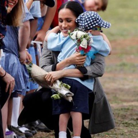 Herzliche Begrüßung: Prinz Harry und Meghan Markle in Australien: Ist das der niedlichste Moment ihrer Reise?