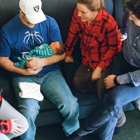 Jasmin und Andreas sitzen zusammen mit Sohn Levi und den Leiheltern Beth und Trevor im Hotel in Appleton, Wisconsin