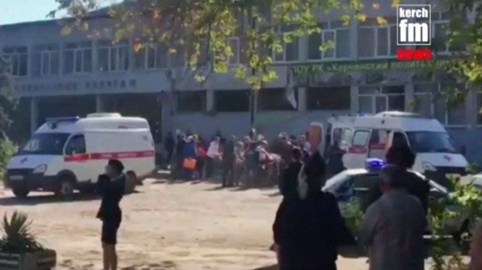 Dieser Videoausschnitt, zur Verfügung gestellt von Kerch fm, zeigt Rettungskräfte, die eine verletzte Person auf einen Lastwagen laden. Russlands oberste Ermittlungsbehörde leitete nach der Explosion auf der Halbinsel Krim ein Verfahren wegen eines Terroranschlags ein.