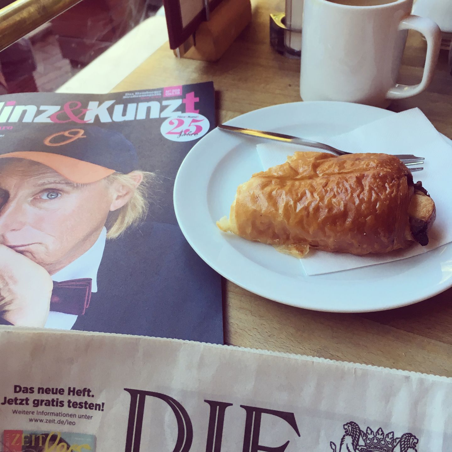 Zwei Zeitungen und ein Croissant Zwei Zeitungen und ein Croissant
