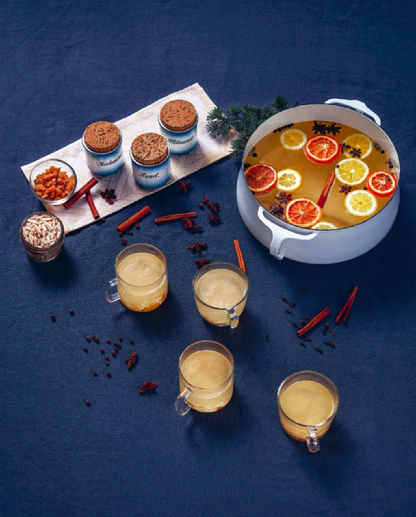Glogg Gløgg Der Cocktail: 2 Flaschen trockener Weißwein, 600 ml Zitrussirup, 150 ml klares Aquavit, 150 ml weißer Rum, 10 Gewürznelken, 10 grüne Kardamomkapseln, 5 ganze Pimentbeeren, 5 ganze Sternanis, 2 Zimtstangen, zerkleinert, 1 TL Sultaninen je Portion und 1 TL Mandelsplitter je Portion zum Garnieren Alle Zutaten außer Aquavit und Rum in einen Topf geben und bis knapp unter den Siedepunkt erhitzen. Je langsamer man das Ganze erwärmt, desto besser – ich bevorzuge 2-5 Std., aber mindestens 30 Min. sollten es schon sein. Kurz vor dem Kochen Hitze zurückdrehen und das Aquavit sowie den Rum dazugeben. Abseihen und heiß servieren. Vor dem Servieren 1 TL Sultaninen und 1 TL Mandelsplitter dazugeben. Der Gløgg darf noch einmal erhitzt, aber nie ganz zum Kochen gebracht werden, da sonst der Alkohol verdampft.