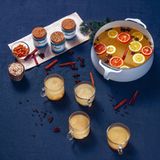 Gløgg      Der Cocktail: 2 Flaschen trockener Weißwein, 600 ml Zitrussirup, 150 ml klares Aquavit, 150 ml weißer Rum, 10 Gewürznelken, 10 grüne Kardamomkapseln, 5 ganze Pimentbeeren, 5 ganze Sternanis, 2 Zimtstangen, zerkleinert, 1 TL Sultaninen je Portion und 1 TL Mandelsplitter je Portion zum Garnieren      Alle Zutaten außer Aquavit und Rum in einen Topf geben und bis knapp unter den Siedepunkt erhitzen. Je langsamer man das Ganze erwärmt, desto besser – ich bevorzuge 2-5 Std., aber mindestens 30 Min. sollten es schon sein. Kurz vor dem Kochen Hitze zurückdrehen und das Aquavit sowie den Rum dazugeben. Abseihen und heiß servieren.  Vor dem Servieren 1 TL Sultaninen und 1 TL Mandelsplitter dazugeben. Der Gløgg darf noch einmal erhitzt, aber nie ganz zum Kochen gebracht werden, da sonst der Alkohol verdampft.