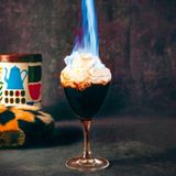 Grönlandkaffee      Der Cocktail: 30 ml Whiskey, 30 ml Kahlua, 30 ml Grand Marnier, 180 ml Kaffee, Schlagsahne zum Garnieren      In ein hochstieliges Glas Whiskey, Kahlua und Kaffee gießen und alles mit einem klecks Schlagsahne toppen. Den Grand Marnier in einem großen Vorlegelöffel entzünden und langsam auf die Schlagsahne gießen.