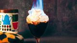 Grönlandkaffee      Der Cocktail: 30 ml Whiskey, 30 ml Kahlua, 30 ml Grand Marnier, 180 ml Kaffee, Schlagsahne zum Garnieren      In ein hochstieliges Glas Whiskey, Kahlua und Kaffee gießen und alles mit einem klecks Schlagsahne toppen. Den Grand Marnier in einem großen Vorlegelöffel entzünden und langsam auf die Schlagsahne gießen.
