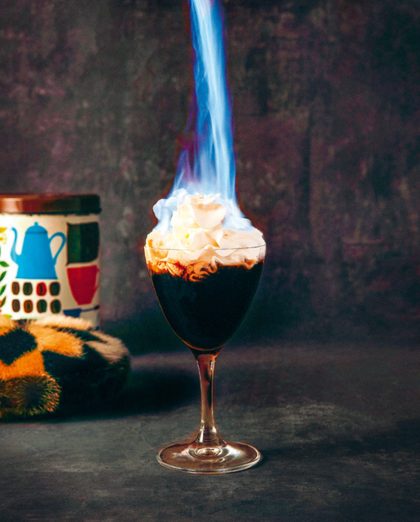 Grönlandkaffee      Der Cocktail: 30 ml Whiskey, 30 ml Kahlua, 30 ml Grand Marnier, 180 ml Kaffee, Schlagsahne zum Garnieren      In ein hochstieliges Glas Whiskey, Kahlua und Kaffee gießen und alles mit einem klecks Schlagsahne toppen. Den Grand Marnier in einem großen Vorlegelöffel entzünden und langsam auf die Schlagsahne gießen.
