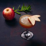 Idun's Temptation      Der Cocktail: 30 ml Neversind Apple Brandy, 30 ml Apfel-Zitronenstrauch-Saft, 15 ml Zitronensaft, 15 ml Zimtsirup, Apfelscheiben zum Garnieren      Alle Zutaten im Shaker kräftig schütteln und in ein Cocktailglas abseihen. Mit Apfelscheiben garnieren.