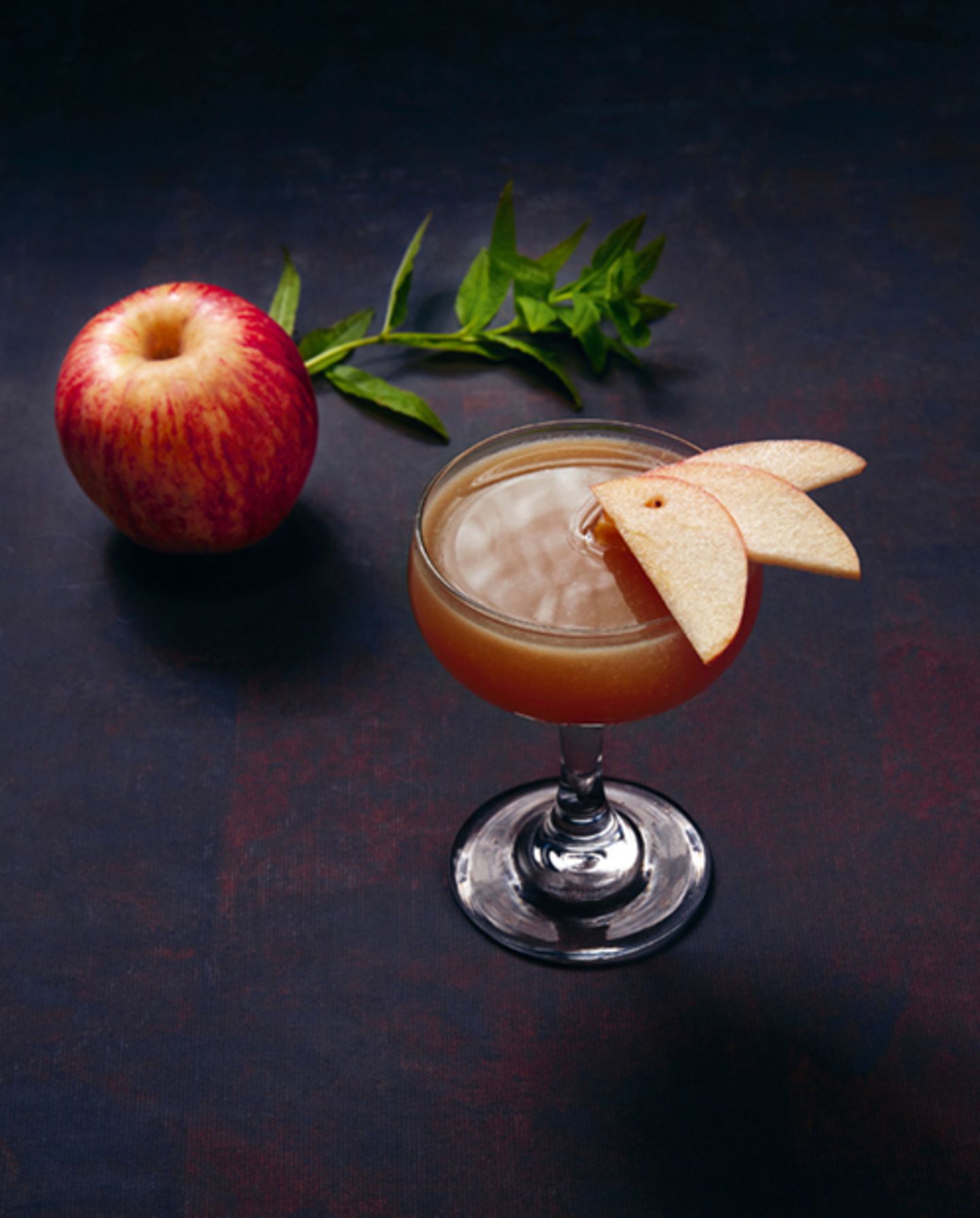 Idun's Temptation      Der Cocktail: 30 ml Neversind Apple Brandy, 30 ml Apfel-Zitronenstrauch-Saft, 15 ml Zitronensaft, 15 ml Zimtsirup, Apfelscheiben zum Garnieren      Alle Zutaten im Shaker kräftig schütteln und in ein Cocktailglas abseihen. Mit Apfelscheiben garnieren.