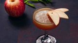 Idun's Temptation      Der Cocktail: 30 ml Neversind Apple Brandy, 30 ml Apfel-Zitronenstrauch-Saft, 15 ml Zitronensaft, 15 ml Zimtsirup, Apfelscheiben zum Garnieren      Alle Zutaten im Shaker kräftig schütteln und in ein Cocktailglas abseihen. Mit Apfelscheiben garnieren.