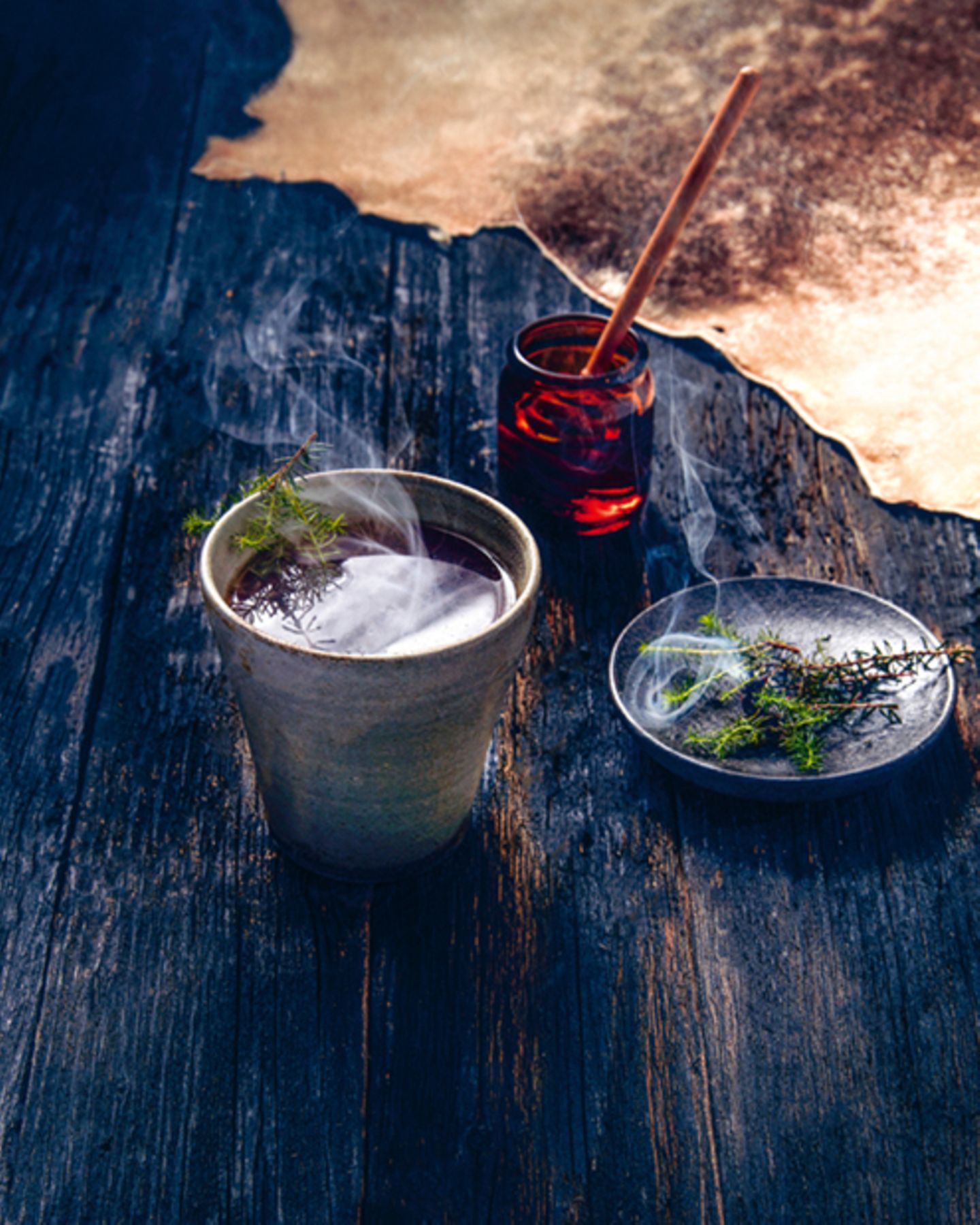 Odins Gabe      Der Cocktail: 75 ml kochendes Wasser, 30 ml Highland Park Magnus Scotch, 30 ml Rye Whiskey, 15 ml Heidehonigsirup, 2 Spritzer Dale DeGroff's Pimento Aromatic Bitters, 2 Spritzer Regan's Orange Bitters, Zweiglein Heidekraut zum Garnieren      Alle Zutaten außer dem kochenden Wasser gut mischen, in eine Tasse gießen und mit dem kochenden Wasser auffüllen. Mit einem Zweiglein Heidekraut garnieren, das dem Drink zusätzliches Aroma mit auf den Weg gibt.