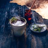 Odins Gabe      Der Cocktail: 75 ml kochendes Wasser, 30 ml Highland Park Magnus Scotch, 30 ml Rye Whiskey, 15 ml Heidehonigsirup, 2 Spritzer Dale DeGroff's Pimento Aromatic Bitters, 2 Spritzer Regan's Orange Bitters, Zweiglein Heidekraut zum Garnieren      Alle Zutaten außer dem kochenden Wasser gut mischen, in eine Tasse gießen und mit dem kochenden Wasser auffüllen. Mit einem Zweiglein Heidekraut garnieren, das dem Drink zusätzliches Aroma mit auf den Weg gibt.