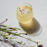 Wildblüten-Negroni      Der Cocktail: 45 ml Gin mit eingelegten Wildblüten, 30 ml Cocchi Americano, 15 ml Salers Aperitif, Zitronenzeste zum Garnieren      Alle Zutaten verrühren und auf einem großen einzelnen Eiswürfel mit der Zitronenzeste garniert servieren.