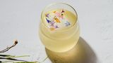 Wildblüten-Negroni      Der Cocktail: 45 ml Gin mit eingelegten Wildblüten, 30 ml Cocchi Americano, 15 ml Salers Aperitif, Zitronenzeste zum Garnieren      Alle Zutaten verrühren und auf einem großen einzelnen Eiswürfel mit der Zitronenzeste garniert servieren.