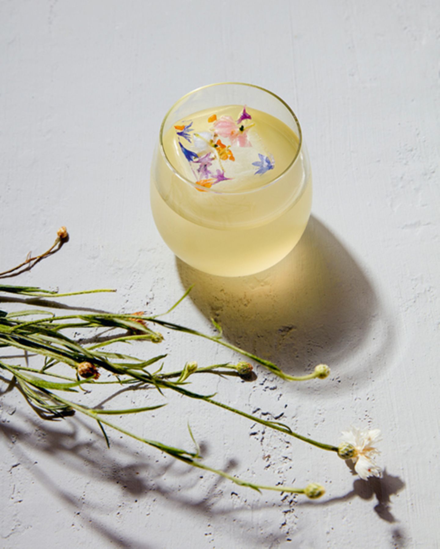 Wildblüten-Negroni      Der Cocktail: 45 ml Gin mit eingelegten Wildblüten, 30 ml Cocchi Americano, 15 ml Salers Aperitif, Zitronenzeste zum Garnieren      Alle Zutaten verrühren und auf einem großen einzelnen Eiswürfel mit der Zitronenzeste garniert servieren.