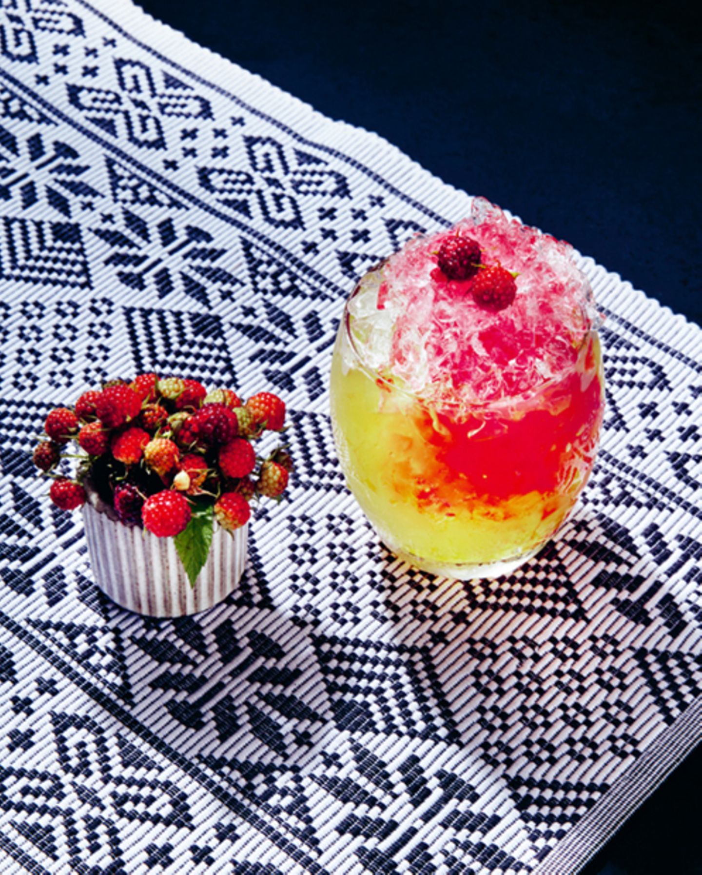 Arctic Bramble Arctic Bramble Der Cocktail: 45 ml Gin, 20 ml Zitronensaft, frisch gepresst, 15 ml Allackersirup, 1 1/2 BL (7,5 ml) Orgeat, Zitronenscheibe und Allackerbeeren zum Garnieren Gin, ZItronensaft und Orgeat im Shaker schütteln und in ein Glas mit zerstoßenem Eis gießen. Den Sirup "darüberfloaten" (=langsam hineingießen, sodass er sich nicht vermischt) und mit einer Zitronenscheibe sowie einigen Allackerbeeren garnieren.