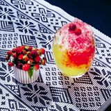 Arctic Bramble      Der Cocktail: 45 ml Gin, 20 ml Zitronensaft, frisch gepresst, 15 ml Allackersirup, 1 1/2 BL (7,5 ml) Orgeat, Zitronenscheibe und Allackerbeeren zum Garnieren      Gin, ZItronensaft und Orgeat im Shaker schütteln und in ein Glas mit zerstoßenem Eis gießen. Den Sirup "darüberfloaten" (=langsam hineingießen, sodass er sich nicht vermischt) und mit einer Zitronenscheibe sowie einigen Allackerbeeren garnieren.