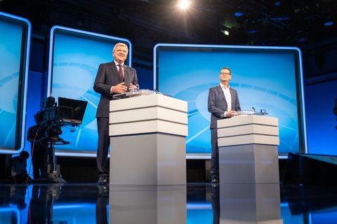 Volker Bouffier (CDU), hessischer Ministerpräsident (l.), und sein Herausforderer Thorsten Schäfer-Gümbel (SPD) stehen vor Beginn eines TV-Duells im Hessischen Rundfunk an ihren Pulten