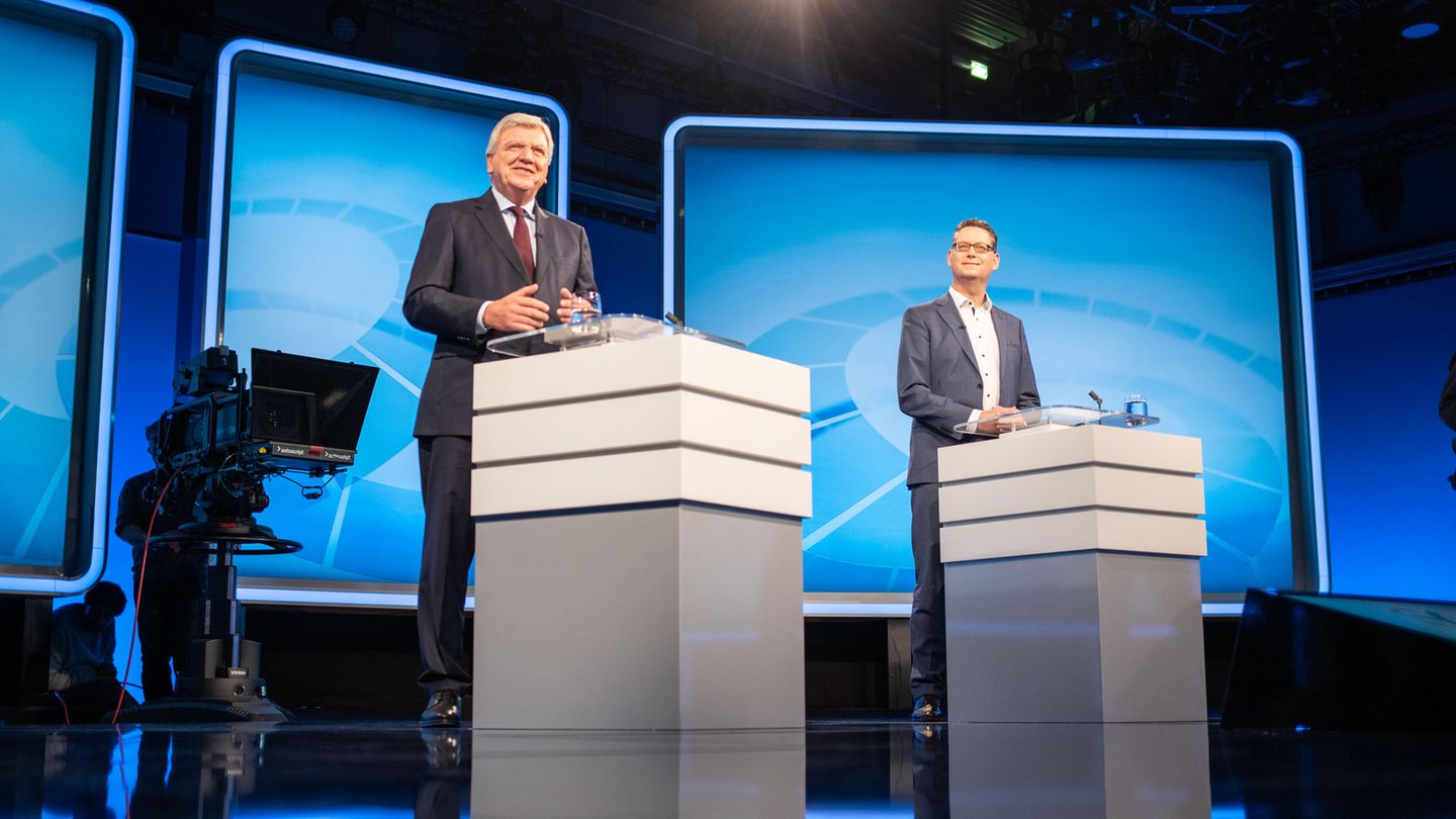 Volker Bouffier (CDU), hessischer Ministerpräsident (l.), und sein Herausforderer Thorsten Schäfer-Gümbel (SPD) stehen vor Beginn eines TV-Duells im Hessischen Rundfunk an ihren Pulten