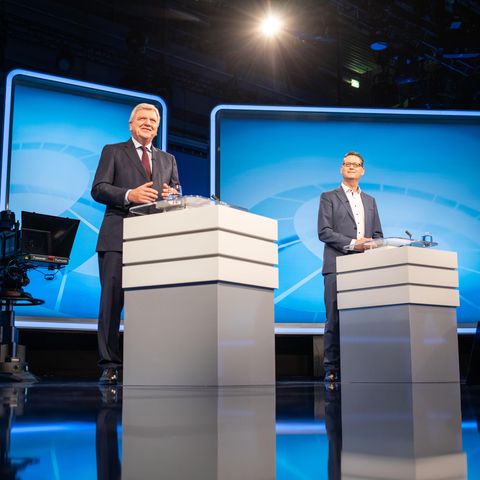 Volker Bouffier (CDU), hessischer Ministerpräsident (l.), und sein Herausforderer Thorsten Schäfer-Gümbel (SPD) stehen vor Beginn eines TV-Duells im Hessischen Rundfunk an ihren Pulten