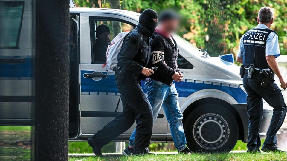 Rechtsextremismus: Tom W. und seine Mitstreiter der rechtsextremen Gruppe "Revolution Chemnitz" werden in Karlsruhe dem Haftrichter vorgeführt Tom W. und seine Mitstreiter der rechtsextremen Gruppe "Revolution Chemnitz" werden in Karlsruhe dem Haftrichter vorgeführt