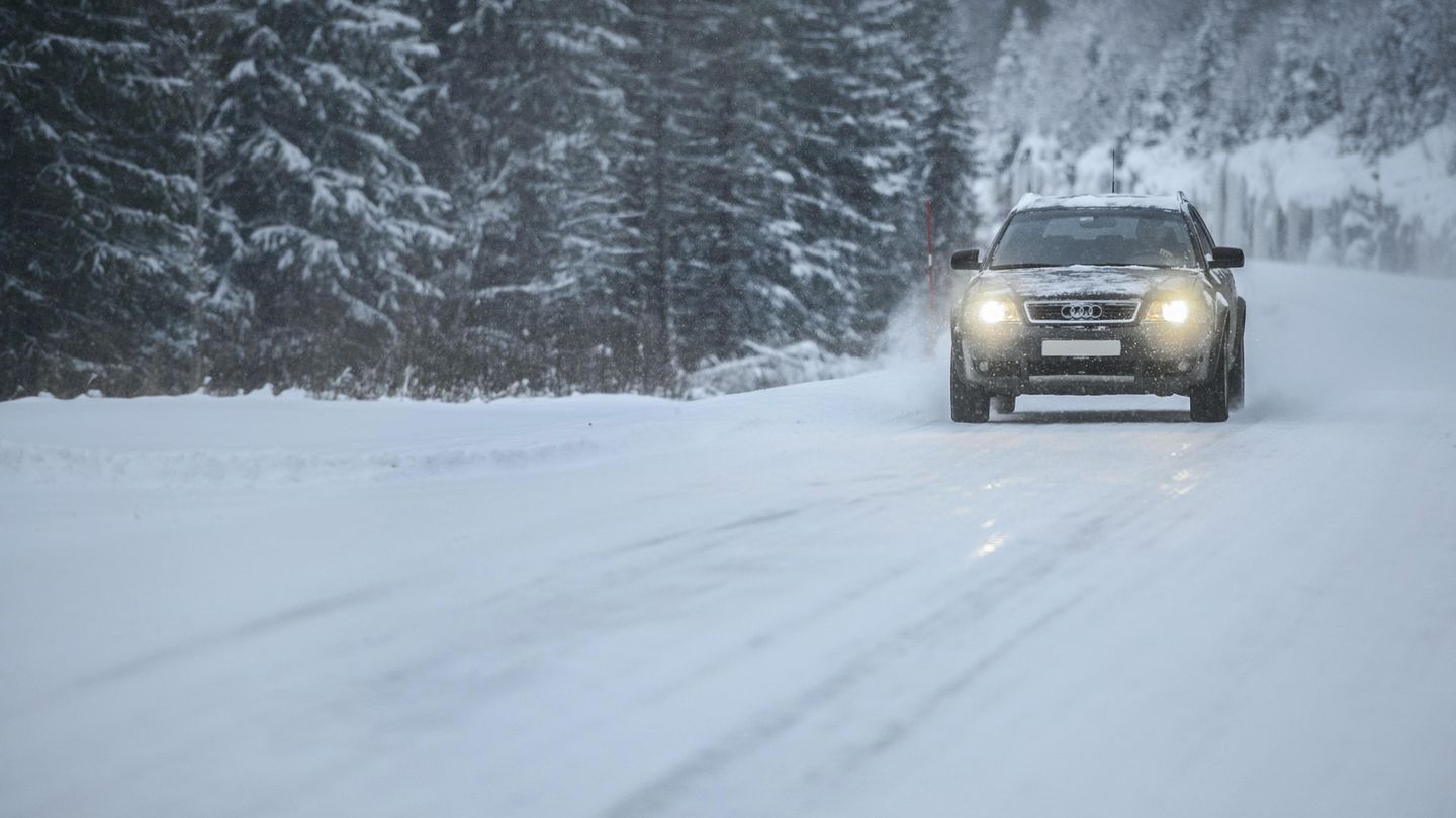 Im Winter ohne ausreichend Licht zu fahren ist lebensgefährlich Im Winter ohne ausreichend Licht zu fahren ist lebensgefährlich