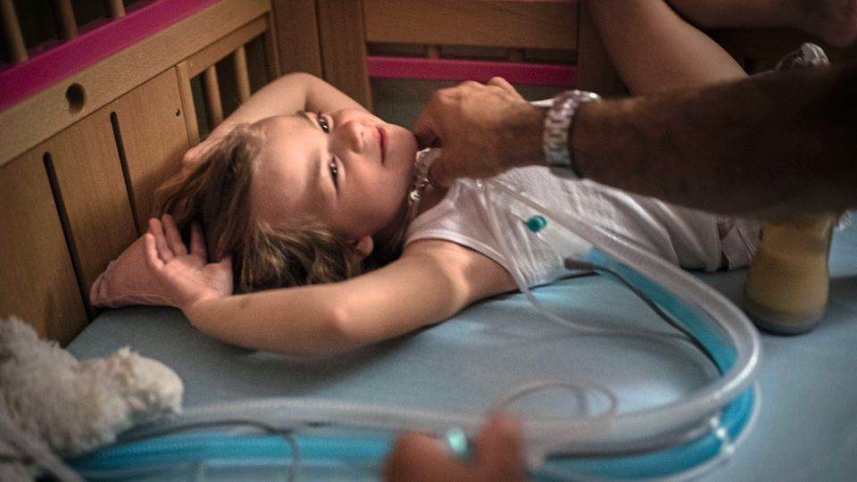 Nie ohne Beatmungsgerät: Die 5-jährige Eva hat eine seltene Krankheit