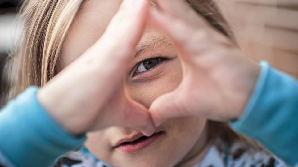 Eva liebt Springen, Hüpfen, Klettern. Wenn sie groß ist, will sie mal Reiterin werden. Niemand sieht ihr an, dass sie schwerstbehindert ist.