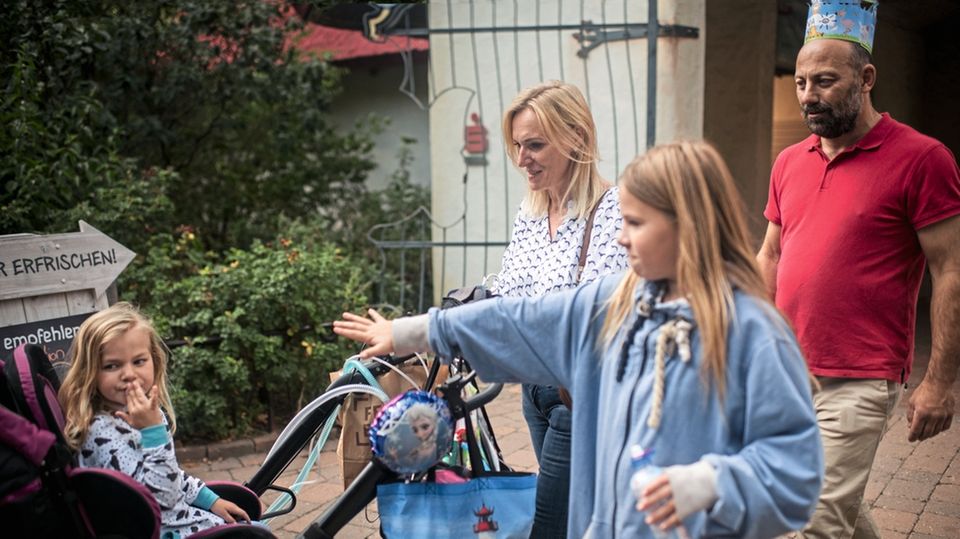 Die Eltern Landolf und Andrea mit Esther (r.) und Eva. Die Familie feiert Evas fünften Geburtstag im Zoo.