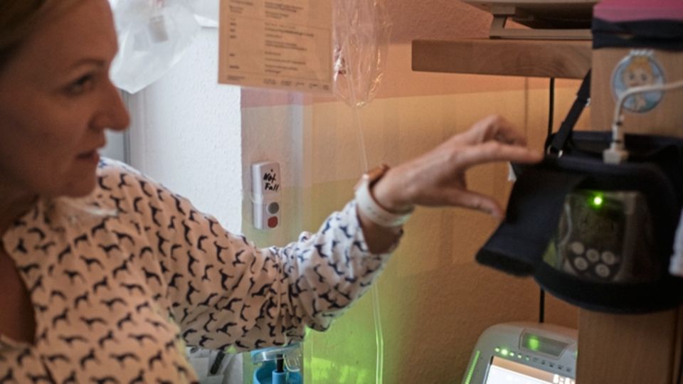 Zeigen die Geräte zu hohe CO2-Werte im Blut an oder zu wenig Sauerstoff, muss die Maschine angepasst werden. Sonst drohen Gehirnschäden.