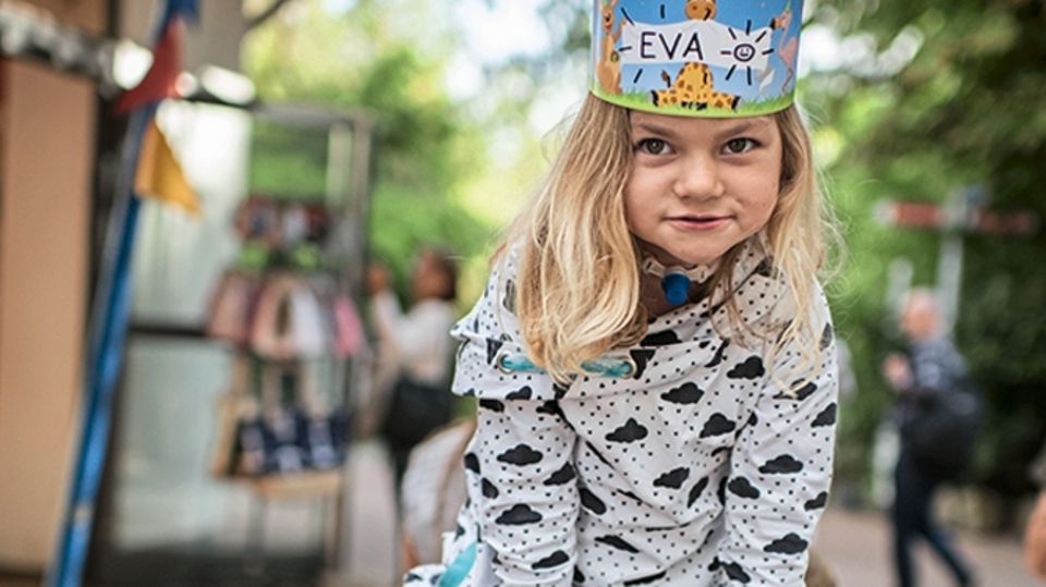 Ihre Eltern möchten, dass Eva spielen kann wie andere Kinder auch. Für Notfälle halten sie das Beatmungsgerät bereit.
