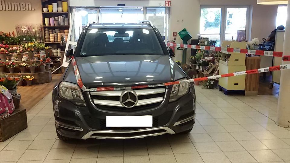 Nachrichten Deutschland Nachrichten aus Deutschland: Mercedes landet im Supermarkt
