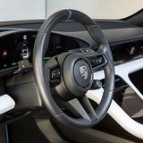 Die Rundinstrumente werde auf einen gekrümmten Bildschirm animiert