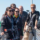 Ohne seine schwangere Frau erklomm Prinz Harry die Sydney Harbour Bridge, eines der Wahrzeichen der australischen Metropole. Die Brücke wurde 1932 nach neunjähriger Bauzeit offiziell eröffnet und verbindet die Nord- und Südküste der Stadt. Harry wurde begleitet von Australiens Premierminister Scott Morrison sowie Teilnehmer der Invictus Games, die aktuell in Sydney stattfinden.