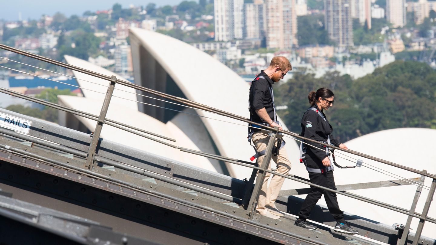 Gut gesichert marschierte der Prinz über die rund 500 Meter lange und 134 Meter hohe Brücke. Im Hintergrund ist das berühmteste Wahrzeichen Sydneys zu sehen: das Opernhaus.