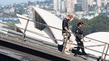 Gut gesichert marschierte der Prinz über die rund 500 Meter lange und 134 Meter hohe Brücke. Im Hintergrund ist das berühmteste Wahrzeichen Sydneys zu sehen: das Opernhaus.