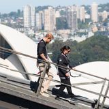 Gut gesichert marschierte der Prinz über die rund 500 Meter lange und 134 Meter hohe Brücke. Im Hintergrund ist das berühmteste Wahrzeichen Sydneys zu sehen: das Opernhaus.