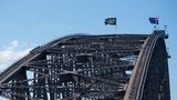 Auf dem höchsten Punkt der Brücke hisste Harry die Flagge der Invictus Games. Der Prinz rief die Sportveranstaltung für kriegsversehrte Soldaten 2014 ins Leben. Vom 20. bis 27. Oktober werden die Wettbewerbe in Sydney ausgetragen.