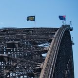 Auf dem höchsten Punkt der Brücke hisste Harry die Flagge der Invictus Games. Der Prinz rief die Sportveranstaltung für kriegsversehrte Soldaten 2014 ins Leben. Vom 20. bis 27. Oktober werden die Wettbewerbe in Sydney ausgetragen.