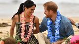 Verliebte Blicke am Bondi Beach: Am vierten Tag ihrer Australienreise besuchten Meghan Markle und Prinz Harry den berühmtesten Strand Sydneys. Ganz unprätentiös ließen sich die beiden auf Decken im Sand nieder und sprachen mit einer Gruppe von Surfern namens "One Wave", die sich um Menschen mit psychischen Erkrankungen kümmert. Harry selbst hat in der Vergangenheit mehrfach öffentlich seine eigenen Probleme nach dem Tod seiner Mutter Diana thematisiert. Gemeinsam mit seinem Bruder, Prinz William, und dessen Frau Catherine rief er das Projekt "Heads Together" ins Leben, das sich um Betroffene kümmert.