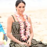 Herzogin Meghan trug ein gestreiftes Kleid des australischen Modemachers Martin Grant. Kostenpunkt: rund 1200 Euro. Bereits am ersten Tag ihres Australienbesuches wählte die 37-Jährige einen Trenchcoat des Designers.